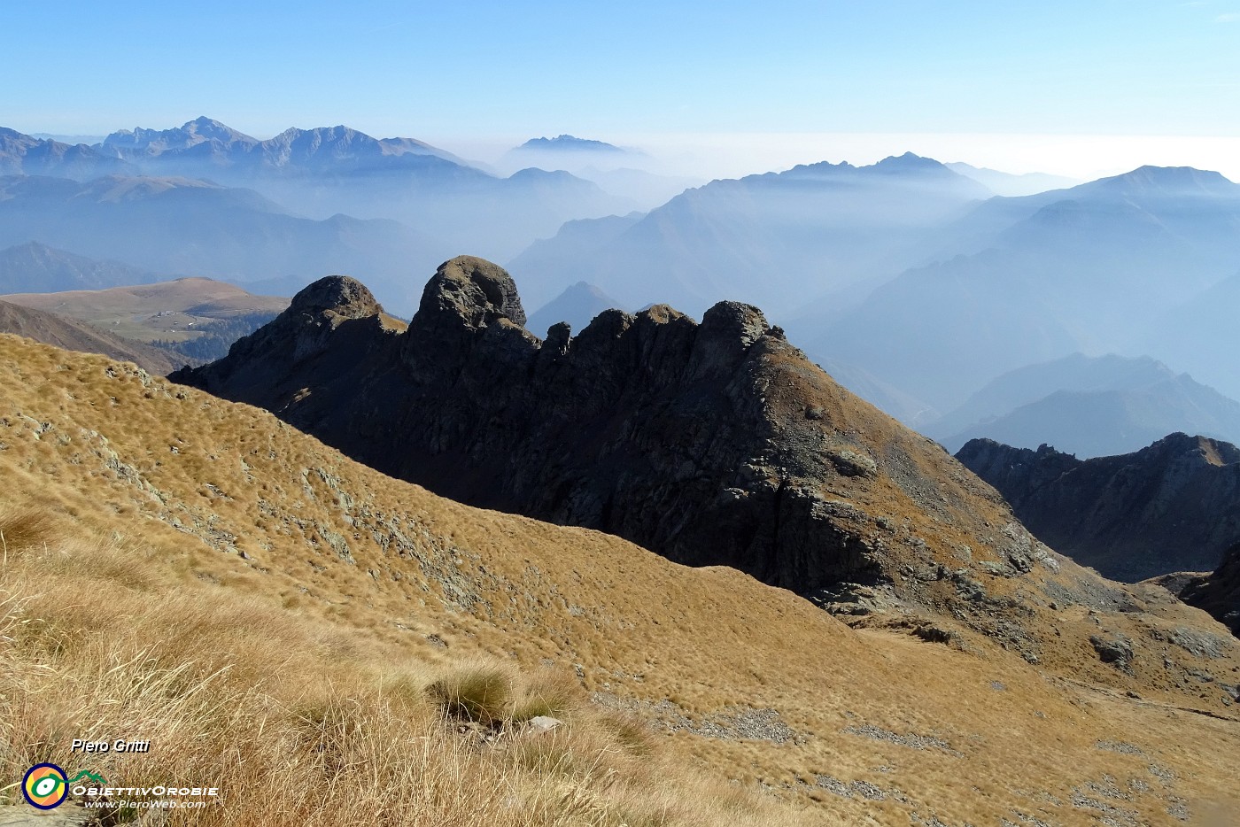 53 Uno sguardo sulla Bocchetta di Val Pianella con la costiera Torrione-Pizzo di Giacomo.JPG